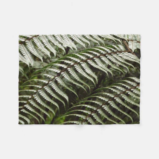 Fern Fronds II Dunkle grüne Natur Fleecedecke (Vorderseite (Horizontal))