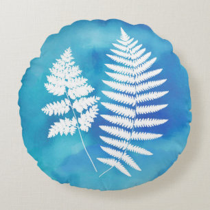 Fern Fronds, weiß auf blauem Aquarellboden Rundes Kissen
