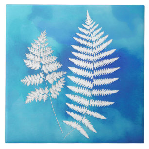 Fern Frontend, weiß auf blauem Aquarell Hintergrun Fliese