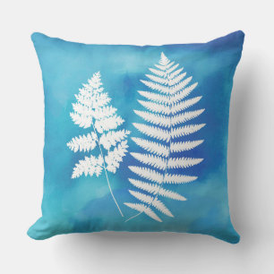Fern Frontend, weiß auf blauem Aquarellboden Kissen