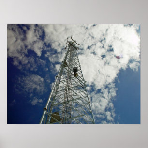 Fernsehturm, der für die Wolken erreicht Poster