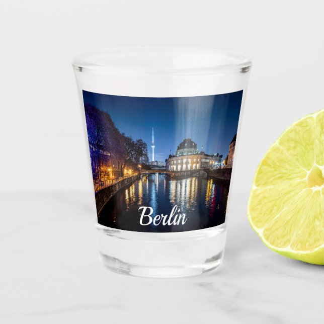Fernsehturm und Museumsinsel in Berlin, Deutschlan Schnapsglas (Vorderseite)