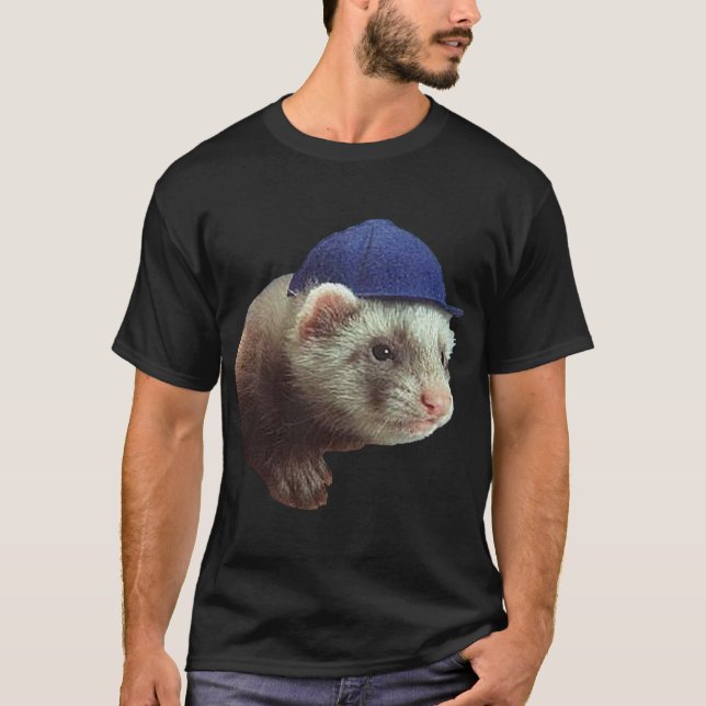Ferret portant un T-shirt Casquette (Devant)