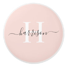 Fertig lackiertes weißes Monogramm mit hellweichem