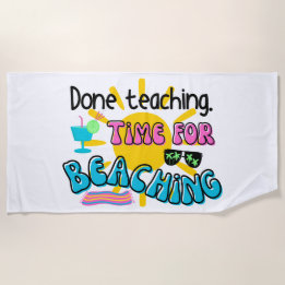 Fertig Unterricht. Zeit zum Begehen mit Sonnensche Strandtuch