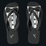 Fertigen Sie FarbTuxedo - Trauzeugen besonders an Flip Flops<br><div class="desc">Die perfekte Touch zu Ihrem Bestimmungsortstrand oder zu Poolsidehochzeit. FERTIGEN Sie DIE FARBE umdrehen Reinfälle mit einem schwarzen formalen Tuxedo, einem weißen Shirt und einem Bogen-Krawattenbild besonders an. Ihre Trauzeugen helfen Ihnen, in der Art mit diesen modernen "formalen Tuxedo-Purzelbäumen" zu heiraten hinzufügen eine zusammenpassende Hochzeitsart für die Brautjungfern! Besichtigen Sie...</div>