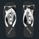 Fertigen Sie Smokings-Farbe besonders an Flip Flops<br><div class="desc">Die perfekte Touch zu Ihrem Bestimmungsortstrand oder zu Poolsidehochzeit. FERTIGEN Sie DIE FARBE umdrehen Reinfälle mit einem weißen formalen Tuxedo, einem weißen Shirt und einem Bogen-Krawattenbild besonders an. Ihr Bräutigam heiratet in der Art mit diesen modernen "formalen Smokings-Flipflops" hinzufügen eine zusammenpassende Hochzeitskleiderart für die Braut! Besichtigen Sie bitte meinen Speicher...</div>
