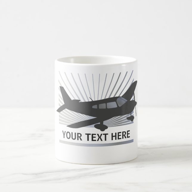 Fertigen Sie Text - niedriger Flügel-Flugzeug Kaffeetasse (Mittel)