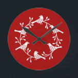 Fest der Vogel und der Blume Skandinavien Runde Wanduhr<br><div class="desc">Ein moderner skandinavischer Vogel- und Blume-Kranz. Festlich weiß auf rot.</div>