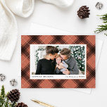 Festes Kupfer und Rose Gold Tartan Kariertes Foto Folien Feiertagskarte<br><div class="desc">Die klassische und elegante Weihnachtskarte "Happiest Holidays" mit ihrem Foto, das von einer festlichen und rustikalen, schicken Kupfermünze in Orange und Schwarz-Tartan kariert mit Goldfolien-Akzenten der Rose gerahmt ist. Personalisieren Sie Ihre Urlaubsstimmung, die moderne Familiensignatur in der Schrift, das Jahr, und wählen Sie eine zusätzliche Nachricht auf der Rückseite der...</div>