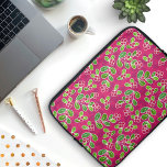 Festival Cranberry Foliage Muster, Fuchsia Laptopschutzhülle<br><div class="desc">Ein lebendiges und fröhliches festliches Erscheinungsbild von digital handgezeichneten roten Cranberries auf ihren Stielen mit grünen Blätter, Set vor einem lebendigen Fuchsienhintergrund. Jede Cranberry und die Blätter sind in einer Aquarellstruktur für eine handwerkliche Touch mit einladendem, gemütlichem Ambiente gefärbt. Dieses Muster hat einen lebendigen, festlichen Charme und gibt Ihrer Ferienzeit...</div>