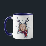 Festival Rot Kariert Raccoon Foto Holiday Tasse<br><div class="desc">Feiern Sie die magische und festliche Urlaubssaison mit unseren maßgeschneiderten Foto-Tasse im Winter. Unser lustiges Charakter Foto Tasse Design zeichnet sich durch unseren handgezeichneten Raccoon-Charakter mit rot und blau karierten Schal aus. Das Gesicht des Renncoons wird ausgeschnitten, um in das Foto des eigenen Familienmitglieds zu passen, damit er wie der...</div>