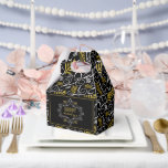 Festivals Gold Deco Vintager Chic Holiday Geschenkschachtel<br><div class="desc">"Happy Holidays" festitelnder Rahmen, dekorative Schnörkel, Vintag klassische Gold und Schwarz, elegante und klassische Art Deco Rahmen Feiertag Party Gefallen Box. Der Hintergrund kann in eine beliebige Farbe geändert werden. Entworfen / Original-Kunstwerk von fat*fa*tin. Einfach mit eigener Textnachricht, Name, Foto oder Bild personalisieren. Weitere Schriftart-Stile, Foto-Filter und Editing-Features sind auf...</div>