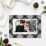 Festivals Grau und Rose Gold Tartan Kariertes Foto Folien Feiertagskarte<br><div class="desc">Die klassische und elegante Weihnachtskarte "Happiest Holidays" mit ihrem Foto, das von einem festlichen und rustikalen silbergrauen und schwarzen tartan karierten Muster gerahmt ist, mit echten goldenen Rose-Folienakzenten. Personalisieren Sie Ihre Urlaubsstimmung, die moderne Familiensignatur in der Schrift, das Jahr, und wählen Sie eine zusätzliche Nachricht auf der Rückseite der Karte....</div>