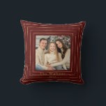 Festivals Moderner Goldener Feiertag - Sake Kissen<br><div class="desc">Das moderne Design zeichnet sich durch einen mehrgoldenen Rahmen vor einem kühlen,  weihnachtroten Hintergrund aus. Einfach mit Namen,  Jahr und Monogramm (auf der Rückseite) personalisieren. Perfektes Geschenk und Sake für die Feriensaison.</div>