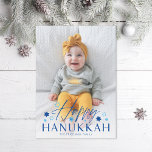 Festivals Starry Happy Hanukkah Blue Foto Feiertagskarte<br><div class="desc">Modernes Schriftart-Duo "Happy Hanukkah" mit jüdischen Sternen,  über Ihr volles Foto mit optionalem Absatz auf der Rückseite. Fügen Sie auf Wunsch Ihr eigenes Foto auf die Rückseite.</div>