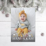 Festivals Starry Happy Hanukkah Foto Feiertagskarte<br><div class="desc">Modernes Schriftart-Duo "Happy Hanukkah" mit jüdischen Sternen,  über Ihr volles Foto mit optionalem Absatz auf der Rückseite. Fügen Sie auf Wunsch Ihr eigenes Foto auf die Rückseite.</div>