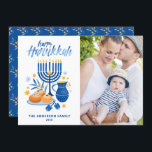 Festivals Wasserfarbe Menorah Happy Hanukkah Foto Feiertagskarte<br><div class="desc">Happy Hanukka! Senden Sie Hanukkah Wünsche an Familie und Freunde mit dieser anpassbaren Foto-Flachkarte. Es zeigt Aquarellbilder von Hanukkah-Symbolen wie Hanukkiah oder menorah,  sufganiyot,  Oliven und dreidel. Personalisieren Sie diese durch Hinzufügen von Namen und Fotos.</div>
