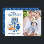 Festivals Wasserfarbe Menorah Happy Hanukkah Foto Feiertagskarte<br><div class="desc">Happy Hanukka! Senden Sie Hanukkah Wünsche an Familie und Freunde mit dieser anpassbaren Foto-Flachkarte. Es zeigt Aquarellbilder von Hanukkah-Symbolen wie Hanukkiah oder menorah,  sufganiyot,  Oliven und dreidel. Personalisieren Sie diese durch Hinzufügen von Namen und Fotos.</div>
