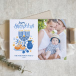 Festivals Wasserfarbe Menorah Happy Hanukkah Foto Feiertagskarte<br><div class="desc">Happy Hanukka! Senden Sie Hanukkah Wünsche an Familie und Freunde mit dieser anpassbaren Fotokarte. Es zeigt Aquarellbilder von Hanukkah-Symbolen wie Hanukkiah oder menorah,  sufganiyot,  Oliven und dreidel. Personalisieren Sie diese durch Hinzufügen von Namen und Fotos.</div>