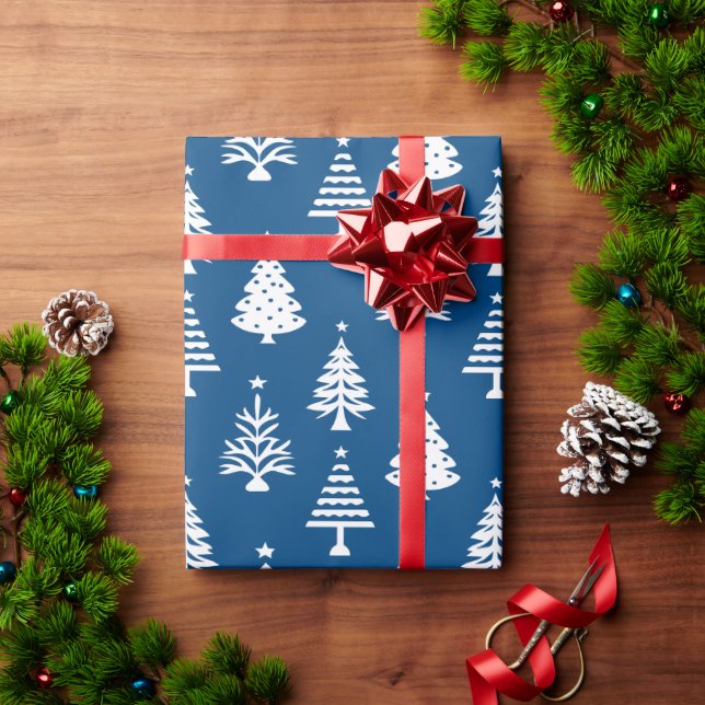 Festive Blue and White Christmas Tree Pattern Geschenkpapier (Feiertagsgeschenk)