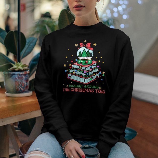 Festive Bookish Reading Around the Christmas Tree  Sweatshirt (Von Creator hochgeladen)