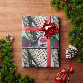 'Festive Fishnets' auf einem Geschenkpapier