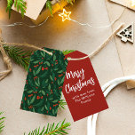 Festive Grüne Red Holly Berry Custom Christmas Geschenkanhänger<br><div class="desc">Schöne,  kühn grüne Blätter mit roten,  heiligen Beeren bilden ein hübsches Muster auf diesen festlichen Jäger-Grünen Geschenketiketten. Personalisieren Sie,  wer Ihre Geschenke von hinten in weißen Feiertag Skript auf dem roten Hintergrund.</div>