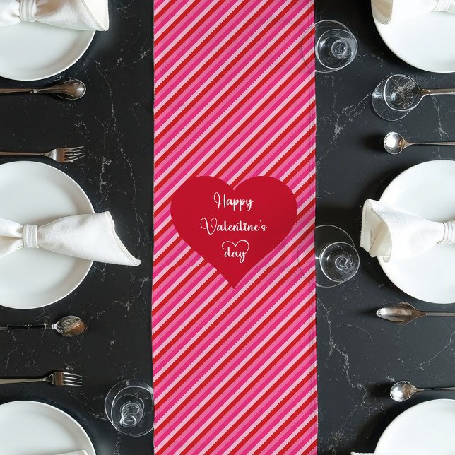 Festive Hearts Table Runner Happy Valentine’s Day Großer Tischläufer (Festive Hearts Table Runner Happy Valentine’s Day)