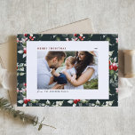 Festive Holly Pattern Frohe Weihnachten Foto<br><div class="desc">Frohe Weihnachten! Senden Sie Ihre herzlichen Grüße an Familie und Freunde mit dieser anpassbaren Weihnachtspostkarte. Es zeichnet sich durch ein hölzernes Wasserfarbenmuster auf einem dunkelgrünen Hintergrund aus. Personalisieren Sie diese,  indem Sie Ihre Daten hinzufügen. Diese botanische Weihnachtskarte des Fotos ist in anderen Farben und mit einem Karton erhältlich.</div>