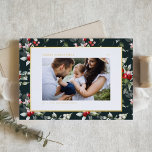 Festive Holly Pattern Frohe Weihnachten Foto Folien Feiertagspostkarte<br><div class="desc">Frohe Weihnachten! Senden Sie Ihre herzlichen Grüße an Familie und Freunde mit dieser anpassbaren Weihnachtspostkarte. Es zeichnet sich durch ein hölzernes Wasserfarbenmuster auf einem dunkelgrünen Hintergrund aus. Personalisieren Sie diese Weihnachtskarte aus Goldfolie,  indem Sie Ihre Daten hinzufügen. Diese botanische Weihnachtskarte ist in anderen Farben und mit einem Karton erhältlich.</div>