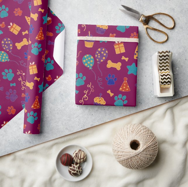 Festive Paw Prints & Party Treats Pet Anniversary Geschenkpapier (Kunsthandwerk)