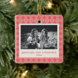 Festive Red Dot Pattern Stilvolles Personalisierte Keramikornament<br><div class="desc">Dekorieren Sie Ihren Baum mit diesem stilvollen Sake mit Foto und Text in einem lustigen Mod-Kunstmuster aus der Mitte des Jahrhunderts in Rot.</div>