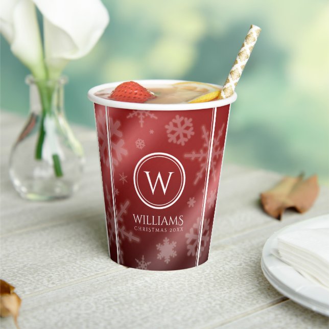 Festive Red Foil Snowflakes Monogram Name Pappbecher (In Situ)