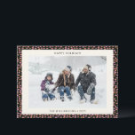 Festlich fröhliches Mod Black Border Weihnachts-Fo Feiertagskarte<br><div class="desc">Feiern Sie die Saison mit dieser festlichen Urlaubskarte mit einem schwarzen Rahmen, der mit einem spielerischen rosa und kupfer Konfetti gesprenkelt ist. Das Design umrahmt Ihr Lieblings-Foto und enthält bearbeitbaren Text für Ihren Familiennamen und das Jahr. Diese Karte ist ideal, um fröhliche Urlaubswünsche mit einer modernen, stilvollen Drehung zu versenden....</div>
