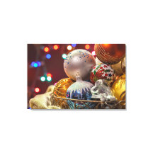 Festliche bunte Weihnachtsdekoration im Korb