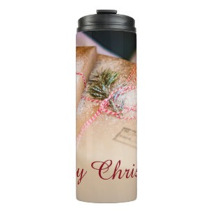 Festliche Geschenke als Weihnachtsmotiv Thermosbecher