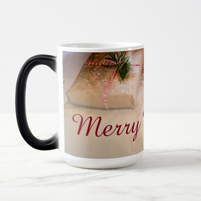 Festliche Geschenke als Weihnachtsmotiv Verwandlungstasse (Links)