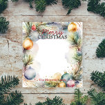 Festliche Grenze der Kiefernzweige Weihnachten Notizblock<br><div class="desc">Mit diesem anpassbaren Weihnachtsnotizblock verteilen Sie Feiertagssjubeln! Mit einer festlichen Grenze von Kiefernästen und farbenfrohen Ornamenten ist es perfekt für Feiertagsgruß,  To-do-Listen oder festliche Noten. Der "Frohe Weihnachten"-Text oben und der individuell anpassbare Familienname unten fügen eine persönliche Touch hinzu. Machen Sie es einzigartig!</div>
