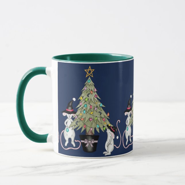 Festliche Hexenmäuse, die ihren Weihnachtsbaum dek Tasse (Links)