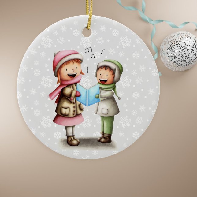 Festliche Kinder singen Weihnachtslieder Keramik Ornament (Festive Couple Singing Christmas Carols Holiday Ornament by Kinda Cute by Patricia Alvarez)