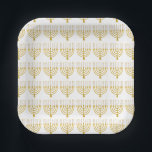 Festliche Menorah Hanukkah Candles Muster Weiß Pappteller<br><div class="desc">Imitate Goldfolie menorah Kerzen für Ihre Hanukka Feier. Whimsical menorah Illustration mit weißen Sternen bedeckte Himmelskerzen auf einem Imitat Gold menorah Kerzenständer. Menorah elegante Sterne Hanukkah illustrierte Design Geschenke und Papierprodukte.</div>