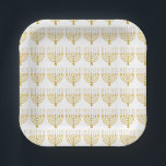 Festliche Menorah Hanukkah Candles Muster Weiß Pappteller<br><div class="desc">Imitate Goldfolie menorah Kerzen für Ihre Hanukka Feier. Whimsical menorah Illustration mit weißen Sternen bedeckte Himmelskerzen auf einem Imitat Gold menorah Kerzenständer. Menorah elegante Sterne Hanukkah illustrierte Design Geschenke und Papierprodukte.</div>