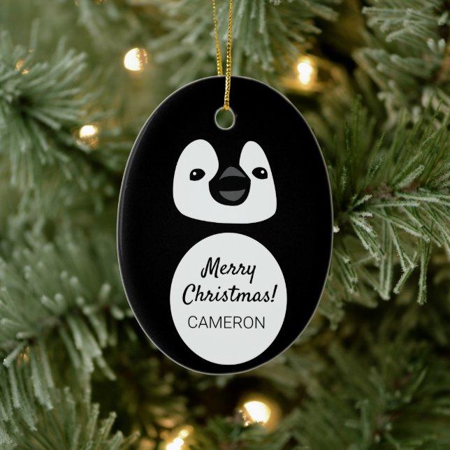 Festliche Pinguin Pal: Personalisiert Oval O Keramik Ornament (Baum)