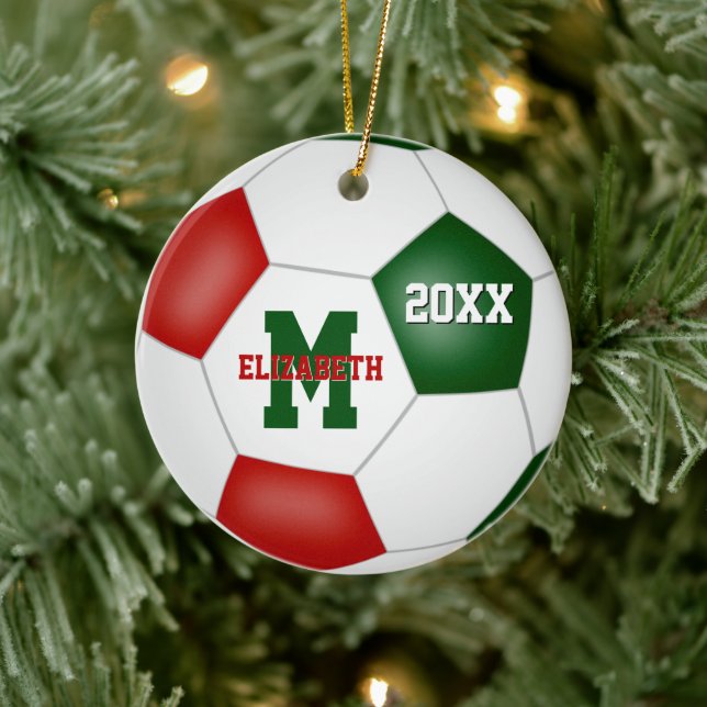 festliche Rot-Grün-Mädchen Jungen halten Fußball Keramik Ornament (Baum)