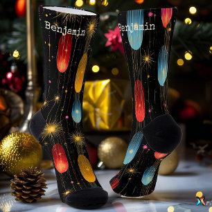 Festliche schwarze Socken mit farbenfrohem Sternen