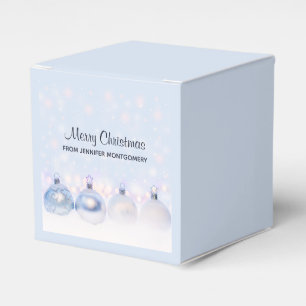 Festliche silberne Weihnachtskugeln im Schnee Geschenkschachtel