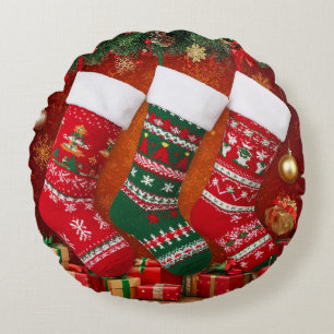 Festliche Weihnachtsstrümpfe hängen über dem Feier Rundes Kissen