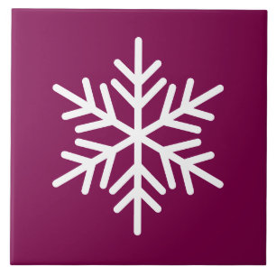 Festliche weiße nordische Schneeflocke auf Burgund Fliese