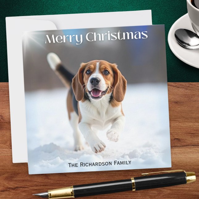 Festlicher Beagle Hund im Winterschnee Weihnachten (A personalized Christmas card, with picture of a beagle dog running through winter snow)